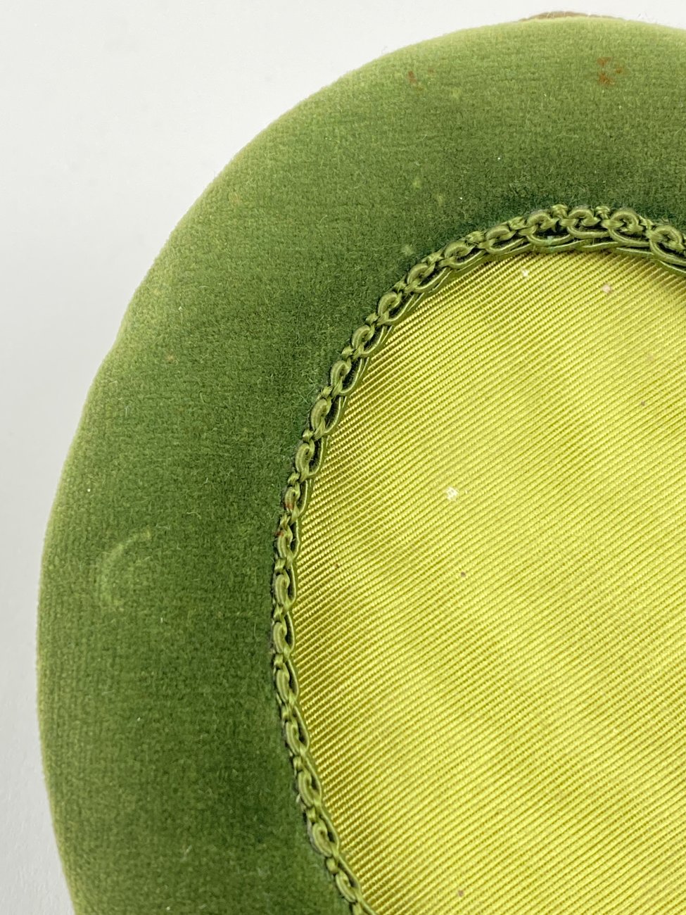 CY0360-remai-ir-remeliai-8 Ovalus kabinamas rėmelis iš veliūro 1,5×10,5×13,5 cm