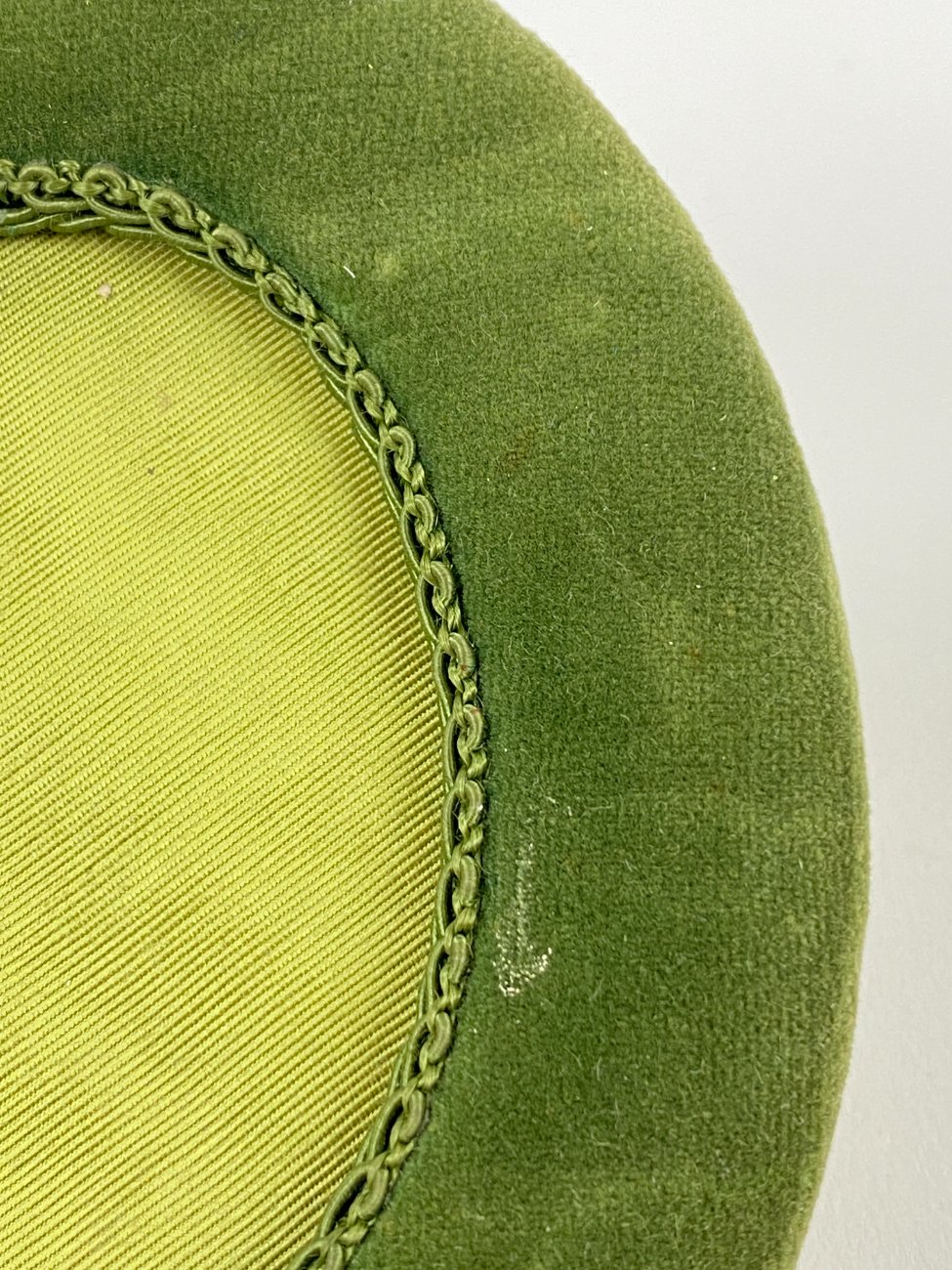 CY0360-remai-ir-remeliai-9 Ovalus kabinamas rėmelis iš veliūro 1,5×10,5×13,5 cm