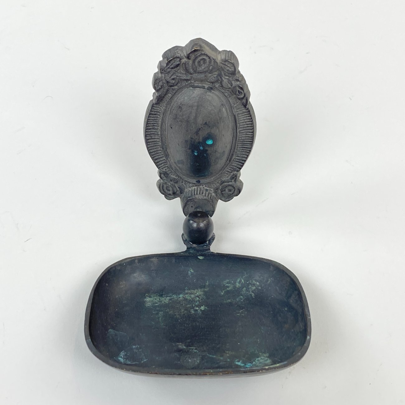 CY0373-vonios-prekes-0 Sieninė kabinama dažyto žalvario muilinė 11x10x11 cm