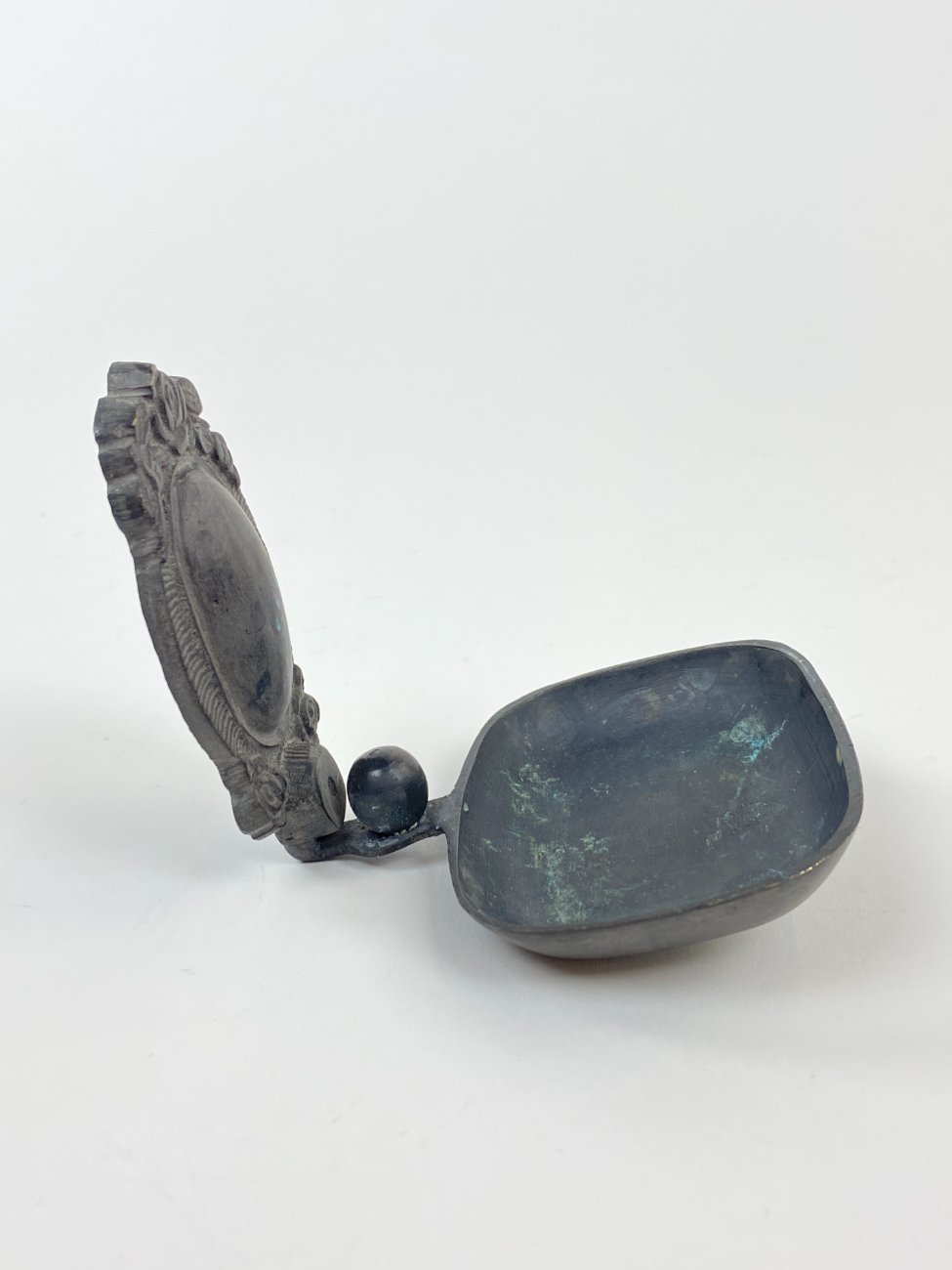 CY0373-vonios-prekes-3 Sieninė kabinama dažyto žalvario muilinė 11x10x11 cm