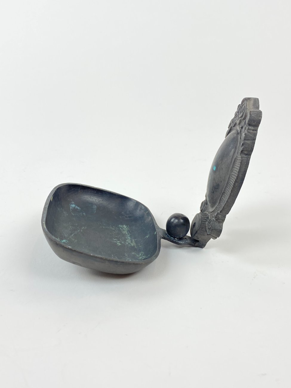 CY0373-vonios-prekes-4 Sieninė kabinama dažyto žalvario muilinė 11x10x11 cm