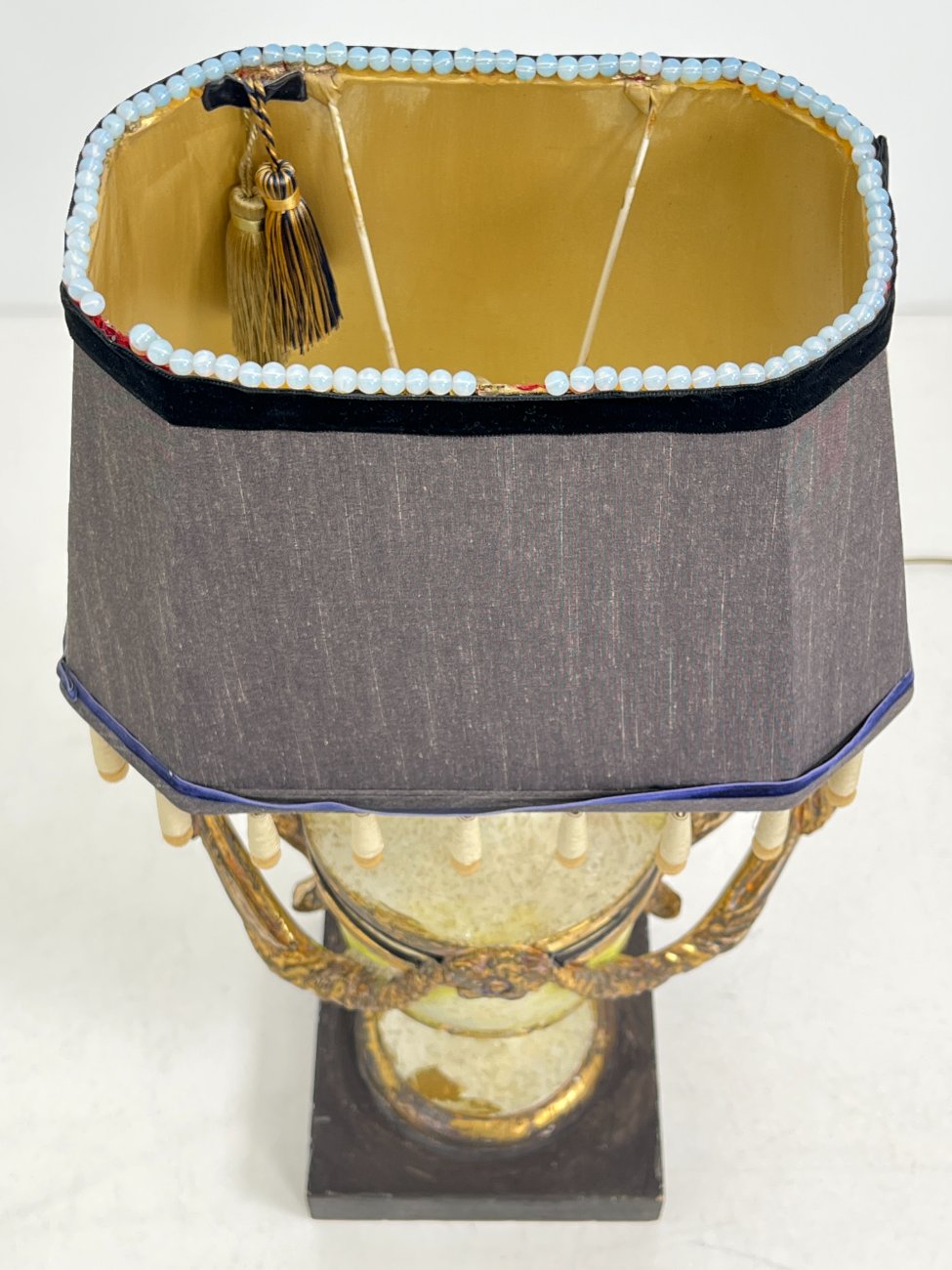 CY0379-staliniai-sviestuvai-6 Sendintas itališkas medinis stalinis šviestuvas 23x36x75 cm