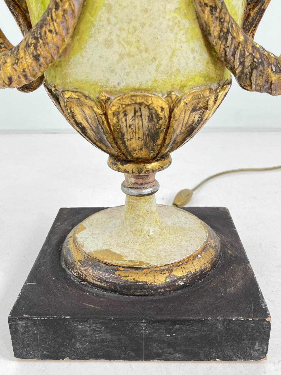 CY0379-staliniai-sviestuvai-9 Sendintas itališkas medinis stalinis šviestuvas 23x36x75 cm