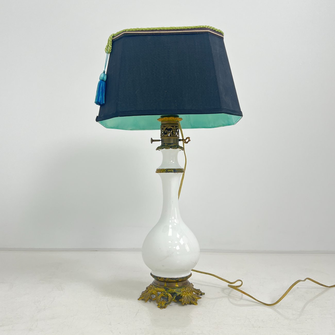 CY0380-staliniai-sviestuvai-0 Stalinis keramikinis šviestuvas su žalvario detalėmis 23x36x66 cm