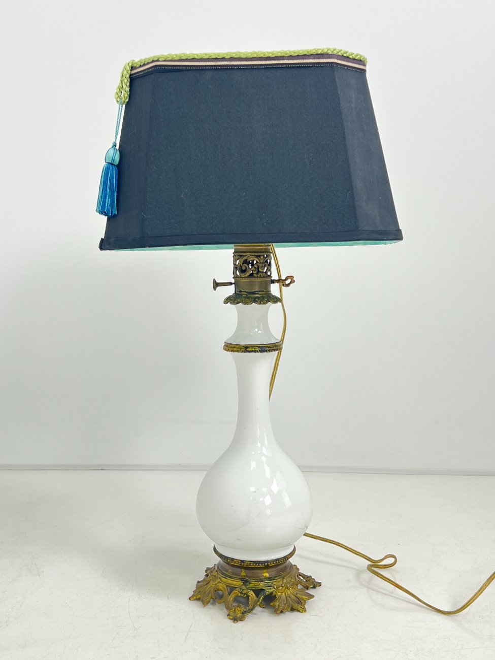 CY0380-staliniai-sviestuvai-1 Stalinis keramikinis šviestuvas su žalvario detalėmis 23x36x66 cm