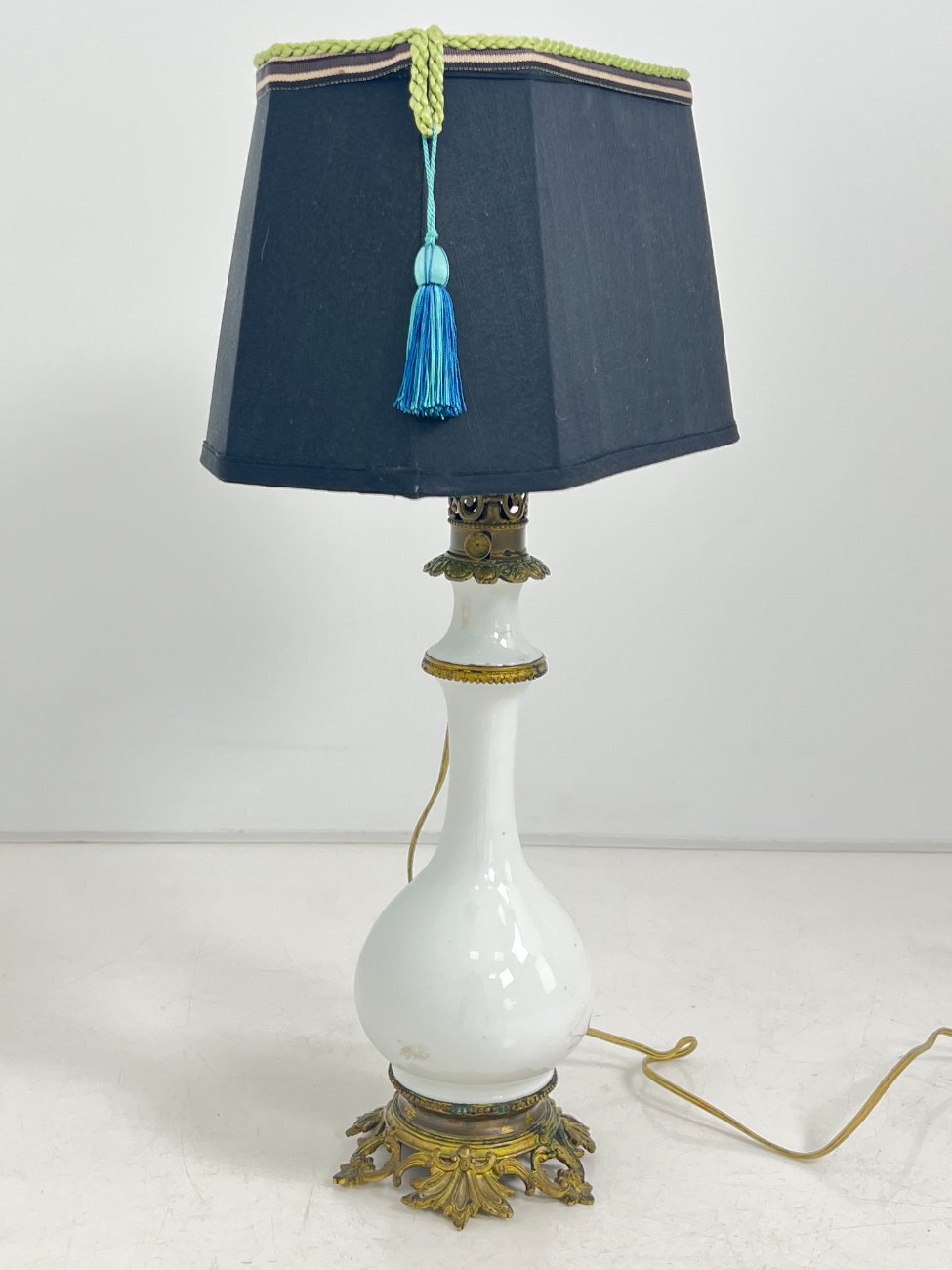 CY0380-staliniai-sviestuvai-3 Stalinis keramikinis šviestuvas su žalvario detalėmis 23x36x66 cm