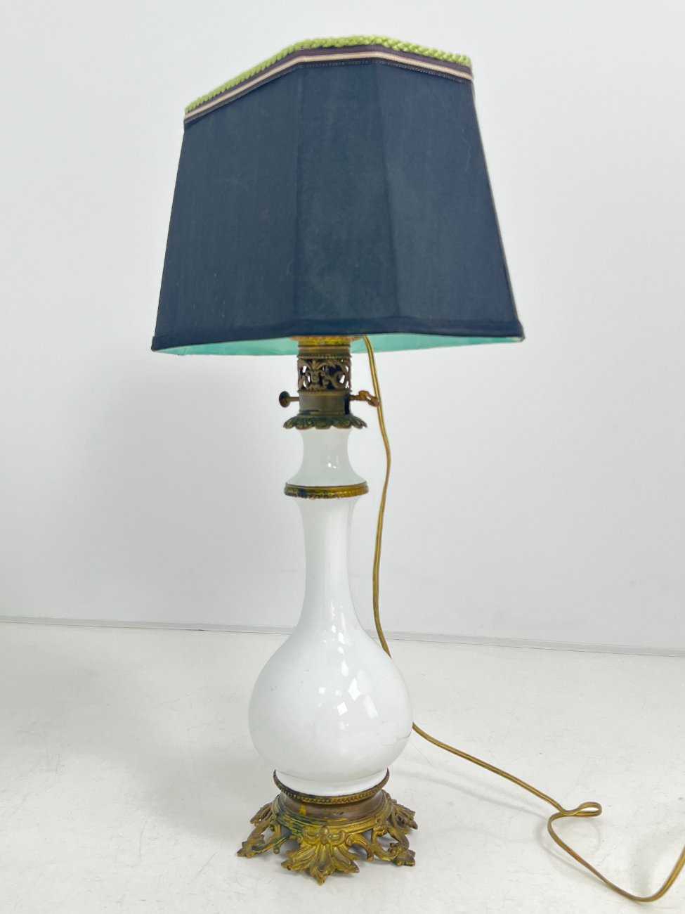 CY0380-staliniai-sviestuvai-4 Stalinis keramikinis šviestuvas su žalvario detalėmis 23x36x66 cm