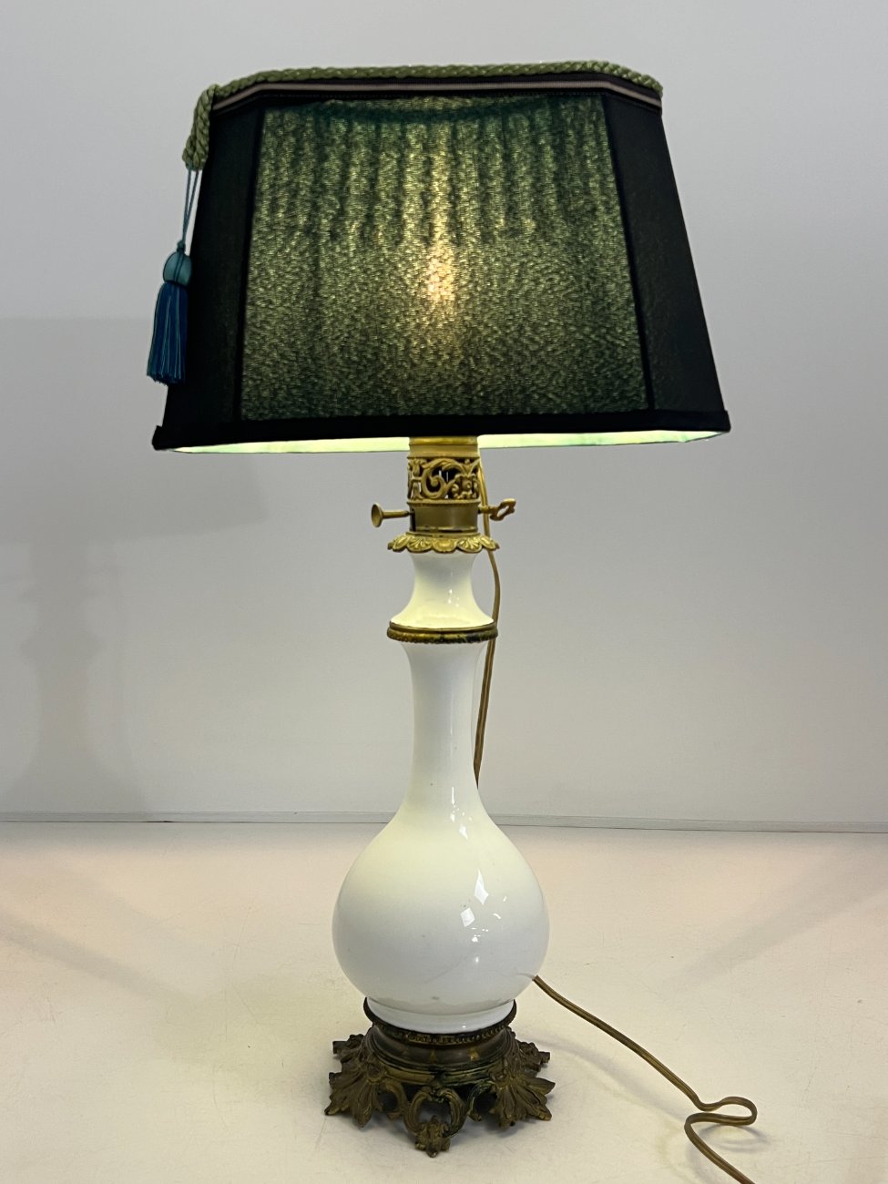 CY0380-staliniai-sviestuvai-9 Stalinis keramikinis šviestuvas su žalvario detalėmis 23x36x66 cm