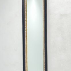 Siauras stačiakampis veidrodis sendintame mediniame rėme 5x46x145 cm
