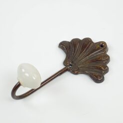 Bronzinis kriauklės formos kabliukas keramikiniu galiuku 4,5×7,5×13,5 cm