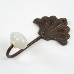 Bronzinis kriauklės formos kabliukas keramikiniu galiuku 4,5×7,5×13,5 cm