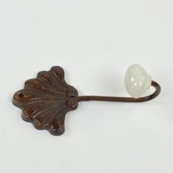 Bronzinis kriauklės formos kabliukas keramikiniu galiuku 4,5×7,5×13,5 cm