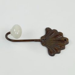 Bronzinis kriauklės formos kabliukas keramikiniu galiuku 4,5×7,5×13,5 cm