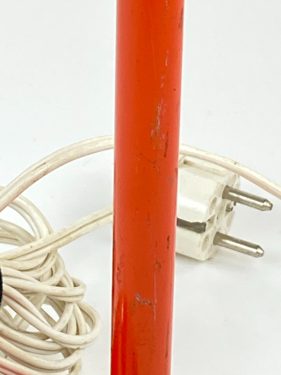 DM0194-staliniai-sviestuvai-10 Reguliuojamas metalinis stalinis oranžinės spalvos šviestuvas 27x17x42 cm