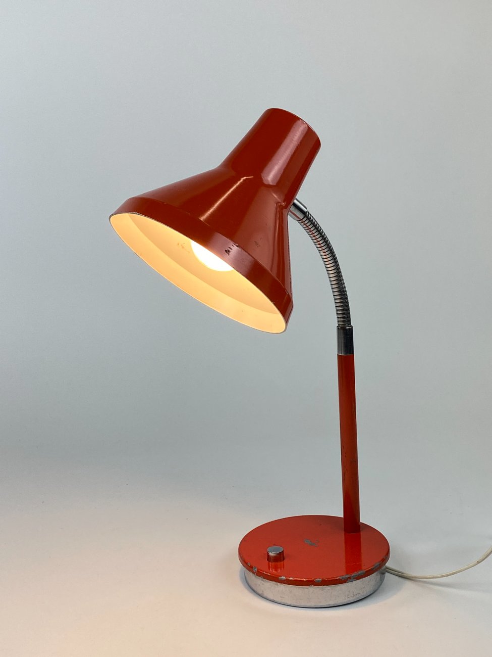 DM0194-staliniai-sviestuvai-12 Reguliuojamas metalinis stalinis oranžinės spalvos šviestuvas 27x17x42 cm