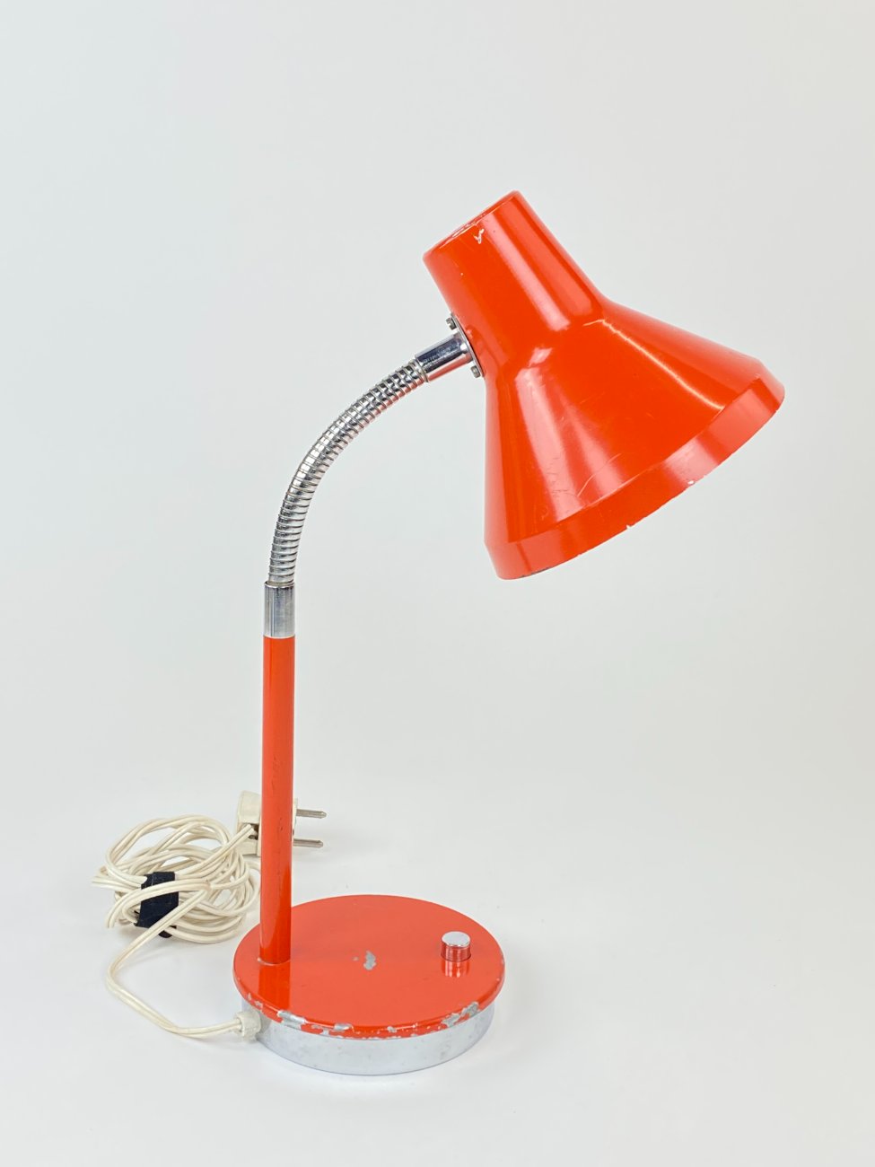 DM0194-staliniai-sviestuvai-3 Reguliuojamas metalinis stalinis oranžinės spalvos šviestuvas 27x17x42 cm