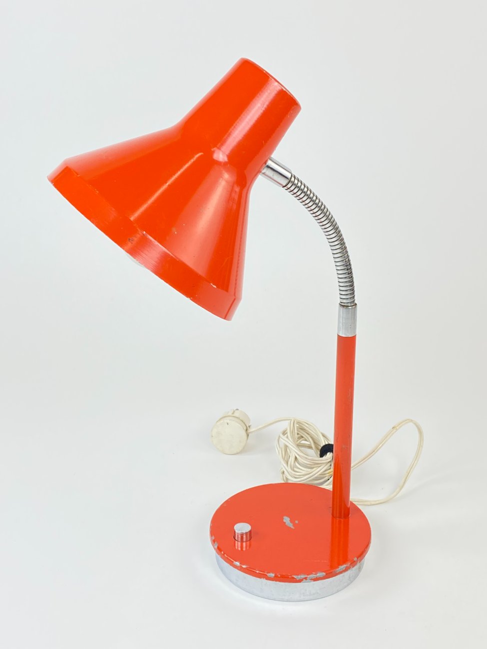 DM0194-staliniai-sviestuvai-4 Reguliuojamas metalinis stalinis oranžinės spalvos šviestuvas 27x17x42 cm