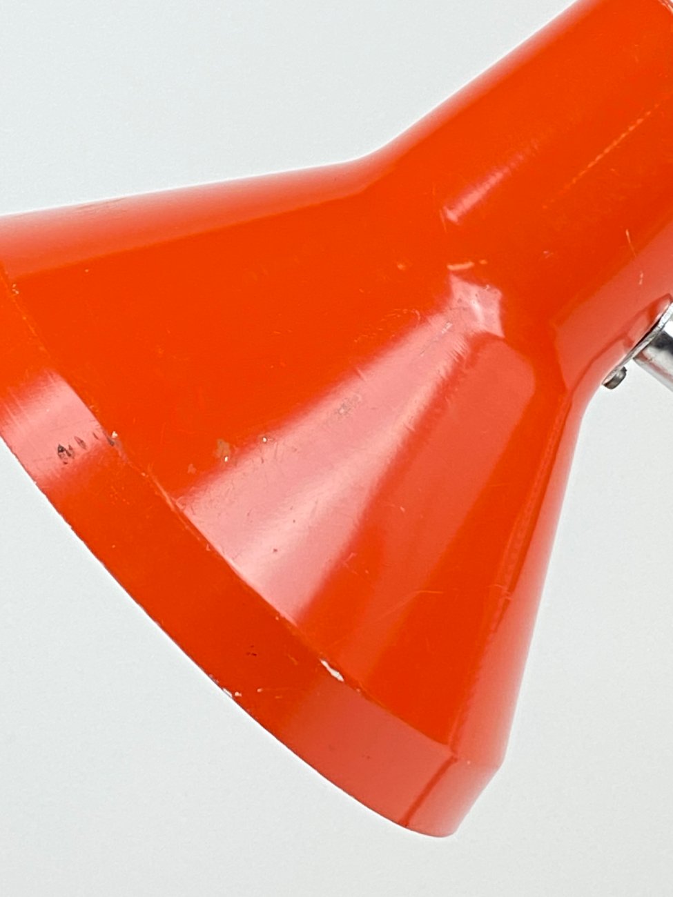 DM0194-staliniai-sviestuvai-7 Reguliuojamas metalinis stalinis oranžinės spalvos šviestuvas 27x17x42 cm