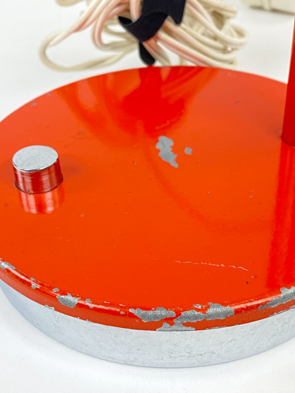 DM0194-staliniai-sviestuvai-9 Reguliuojamas metalinis stalinis oranžinės spalvos šviestuvas 27x17x42 cm