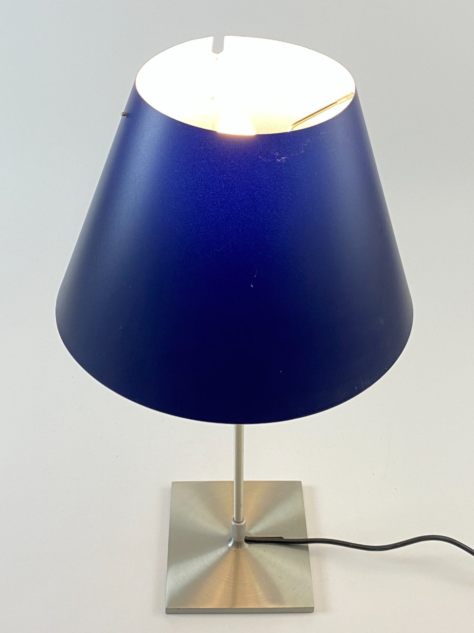 DM0197-staliniai-sviestuvai-17 Itališkas Luceplan Costanza stalinis šviestuvas 25x27x52 cm