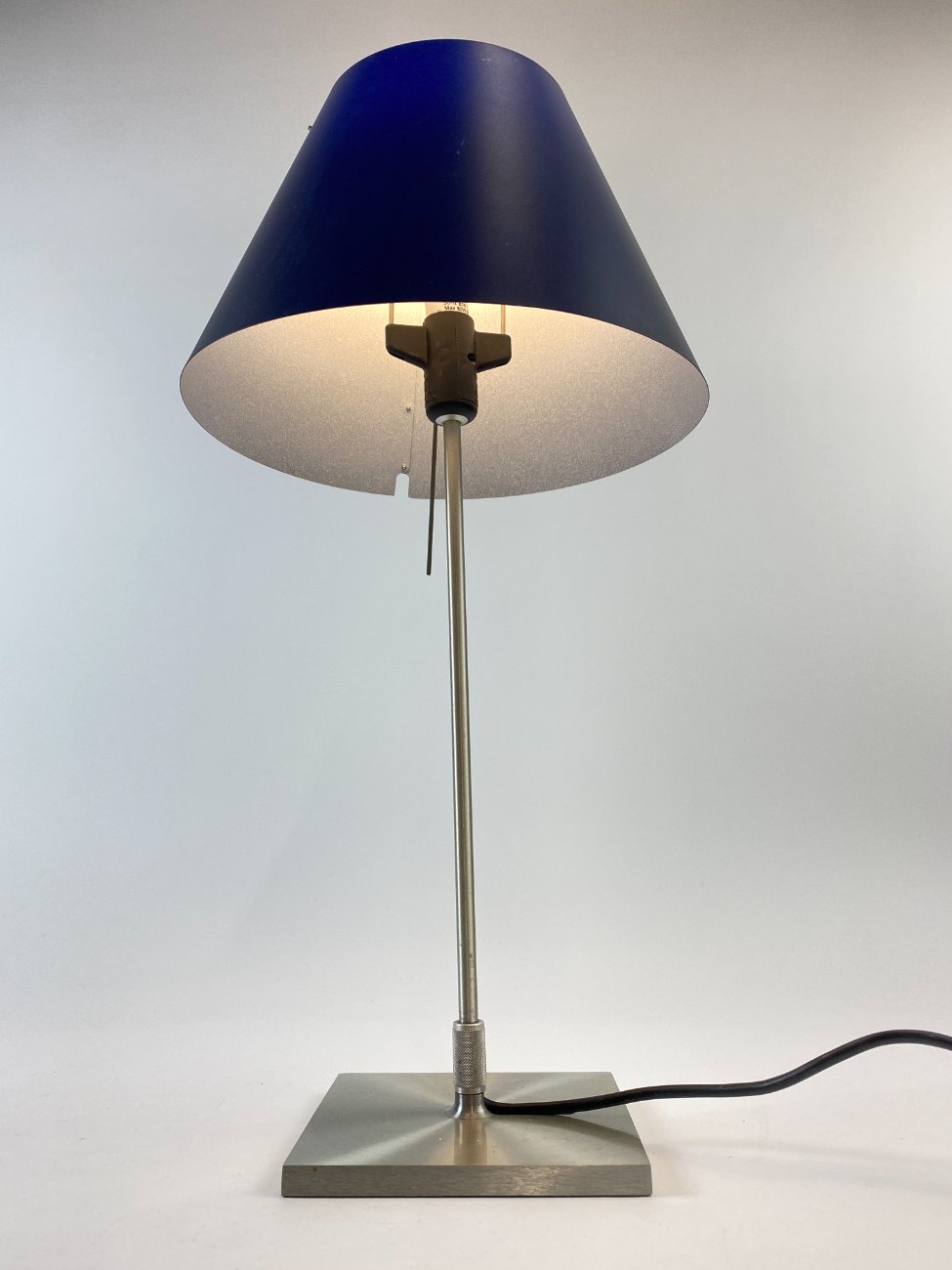 DM0197-staliniai-sviestuvai-8 Itališkas Luceplan Costanza stalinis šviestuvas 25x27x52 cm