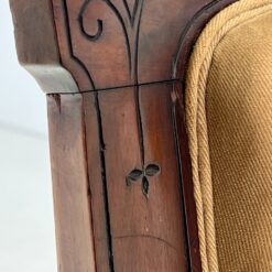 Raudonmedžio rėmo drožinėtas krėslas ant ratukų 83x67x103 cm, 42 cm