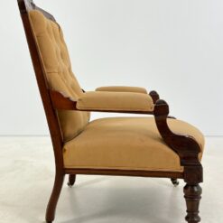 Raudonmedžio rėmo drožinėtas krėslas ant ratukų 83x67x103 cm, 42 cm