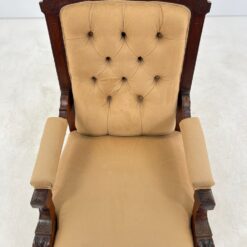 Raudonmedžio rėmo drožinėtas krėslas ant ratukų 83x67x103 cm, 42 cm