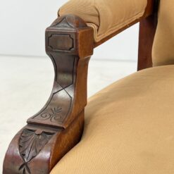 Raudonmedžio rėmo drožinėtas krėslas ant ratukų 83x67x103 cm, 42 cm