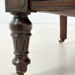 Raudonmedžio rėmo drožinėtas krėslas ant ratukų 83x67x103 cm, 42 cm