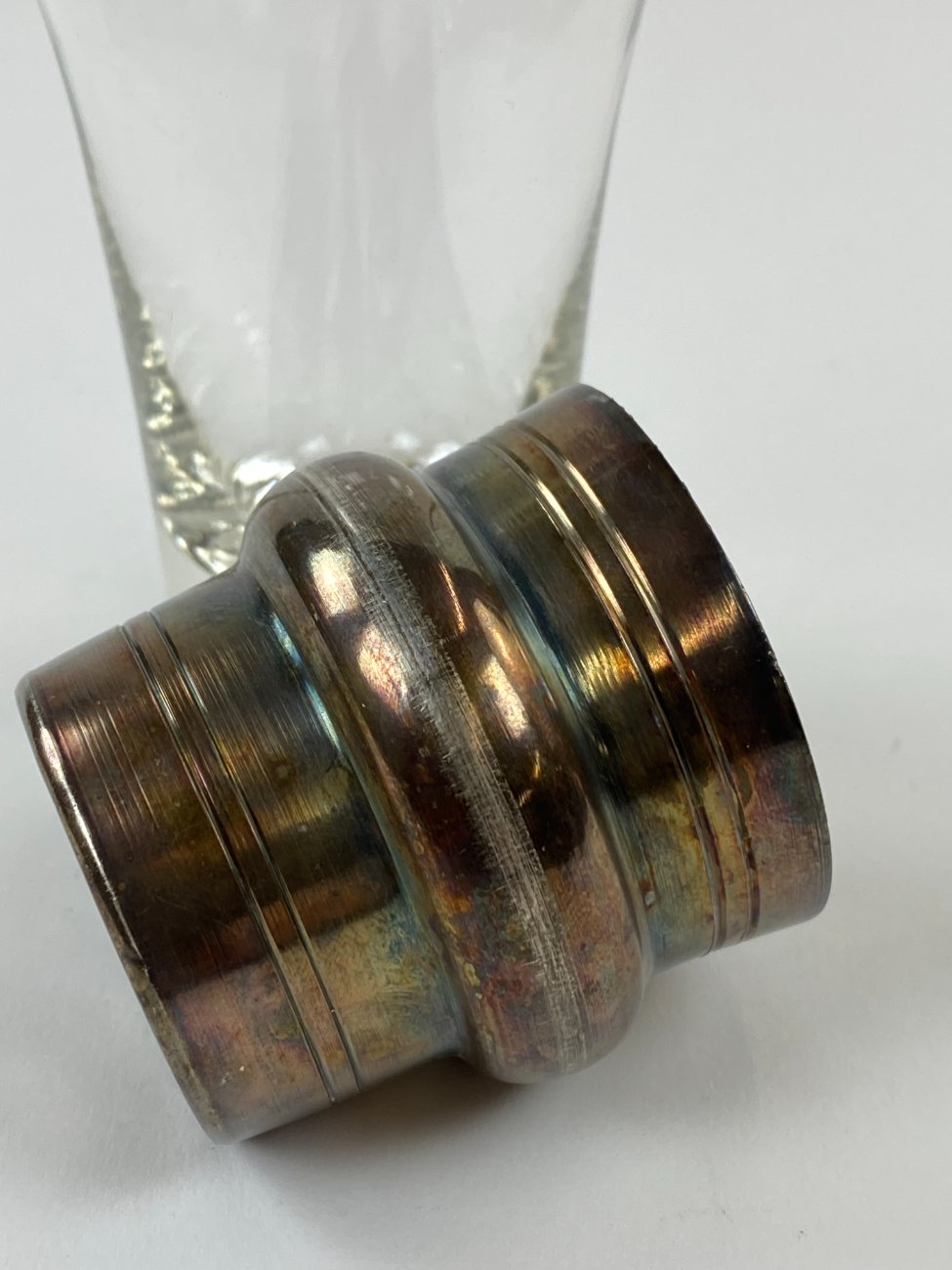 DN0267-taures-ir-taureles-10 Sidabruoto metalo laikiklis su stiklo taurele 110 ml 6.5×6.5×10.5 cm