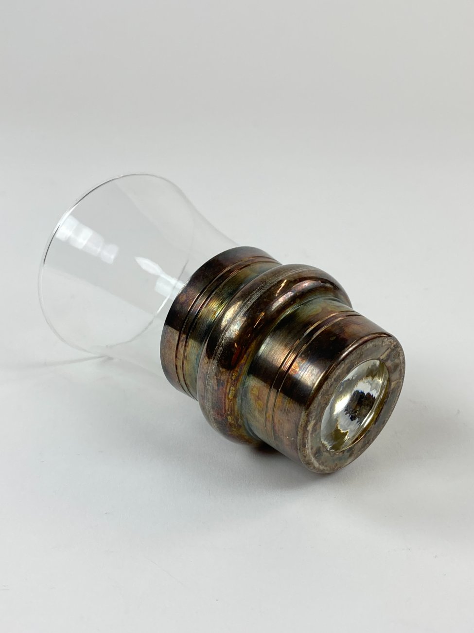 DN0267-taures-ir-taureles-7 Sidabruoto metalo laikiklis su stiklo taurele 110 ml 6.5×6.5×10.5 cm