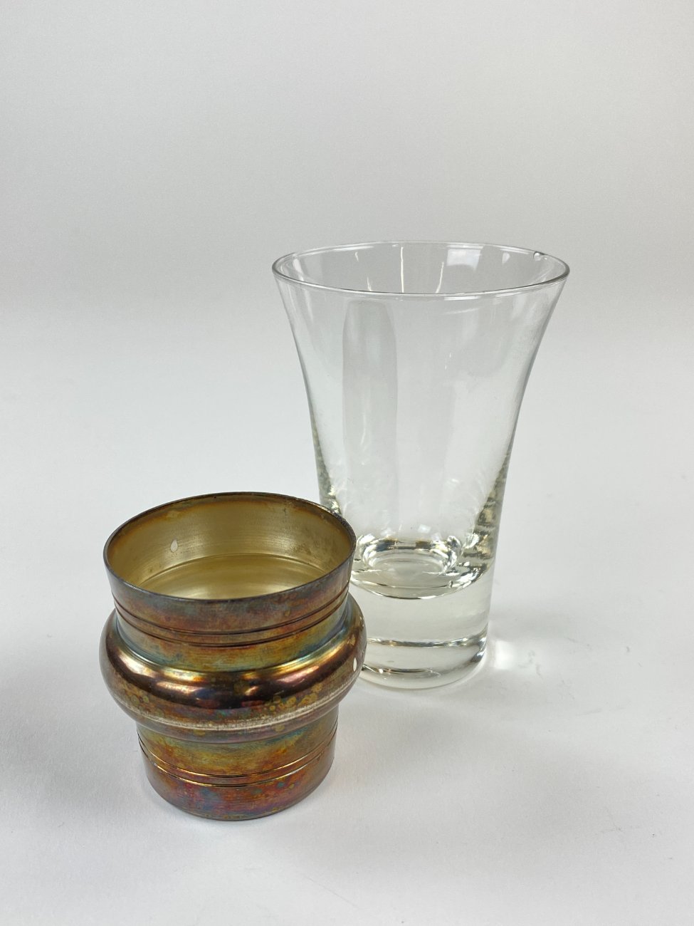 DN0267-taures-ir-taureles-9 Sidabruoto metalo laikiklis su stiklo taurele 110 ml 6.5×6.5×10.5 cm