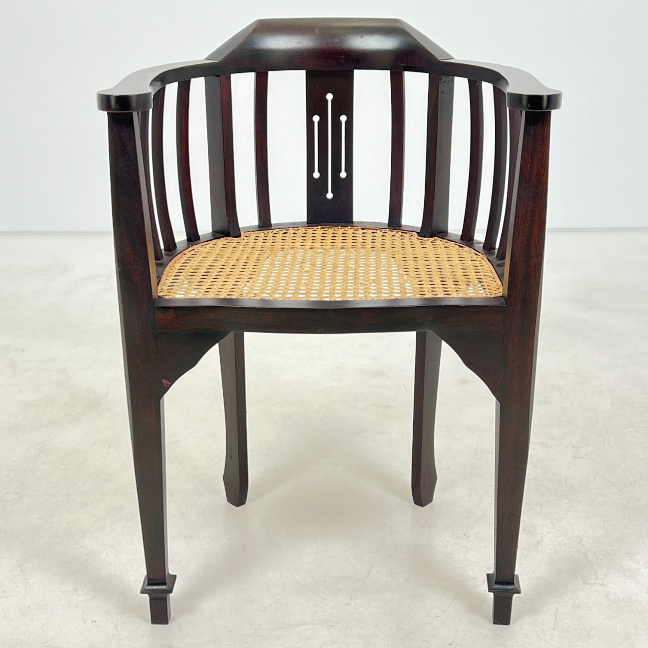 DN0269-valgomojo-kreslai-0 Raudonmedžio krėsliukas su ratanu 49x54x76 cm, 46 cm