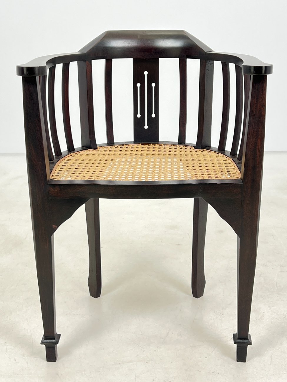 DN0269-valgomojo-kreslai-1 Raudonmedžio krėsliukas su ratanu 49x54x76 cm, 46 cm