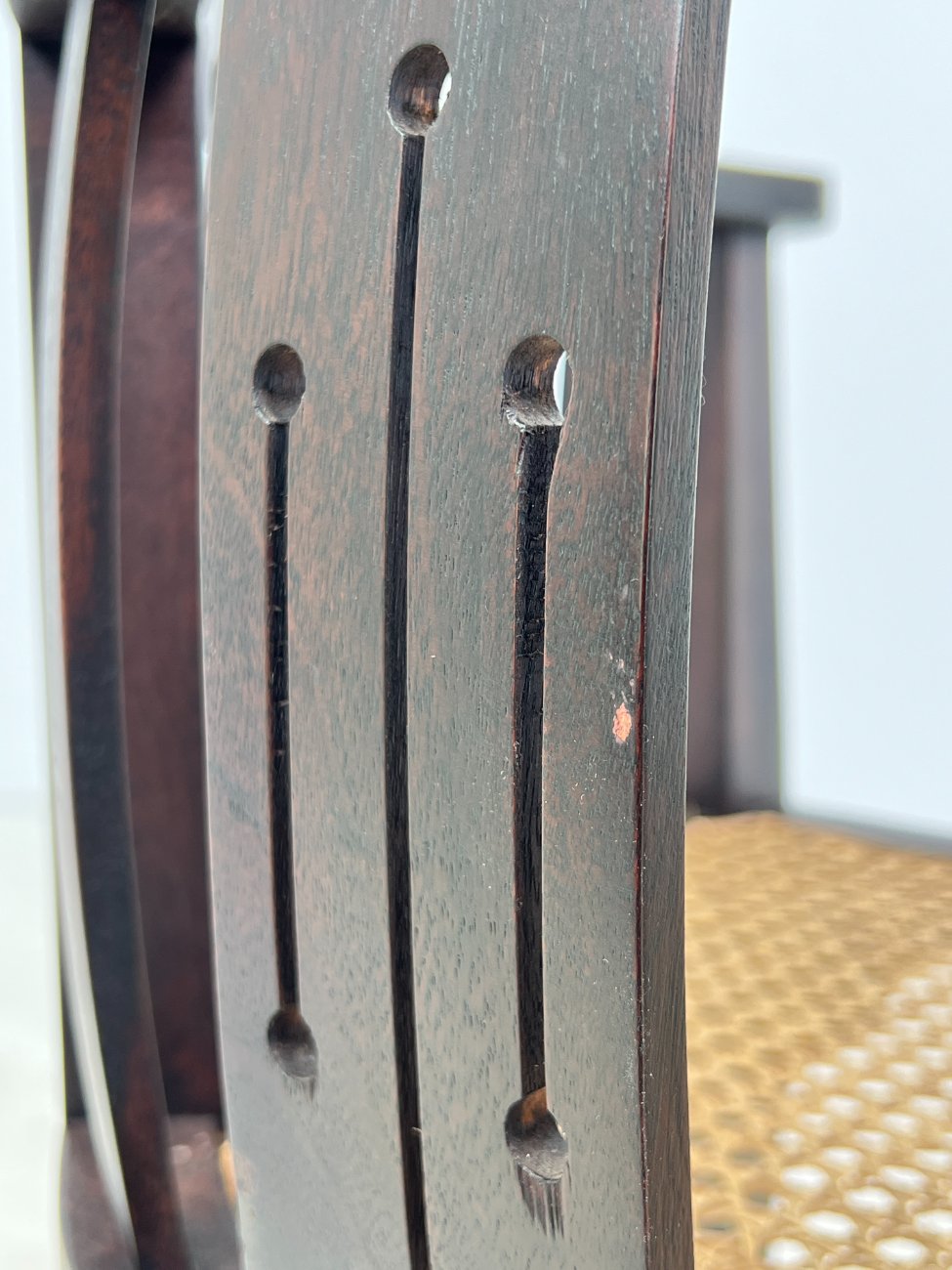 DN0269-valgomojo-kreslai-11 Raudonmedžio krėsliukas su ratanu 49x54x76 cm, 46 cm