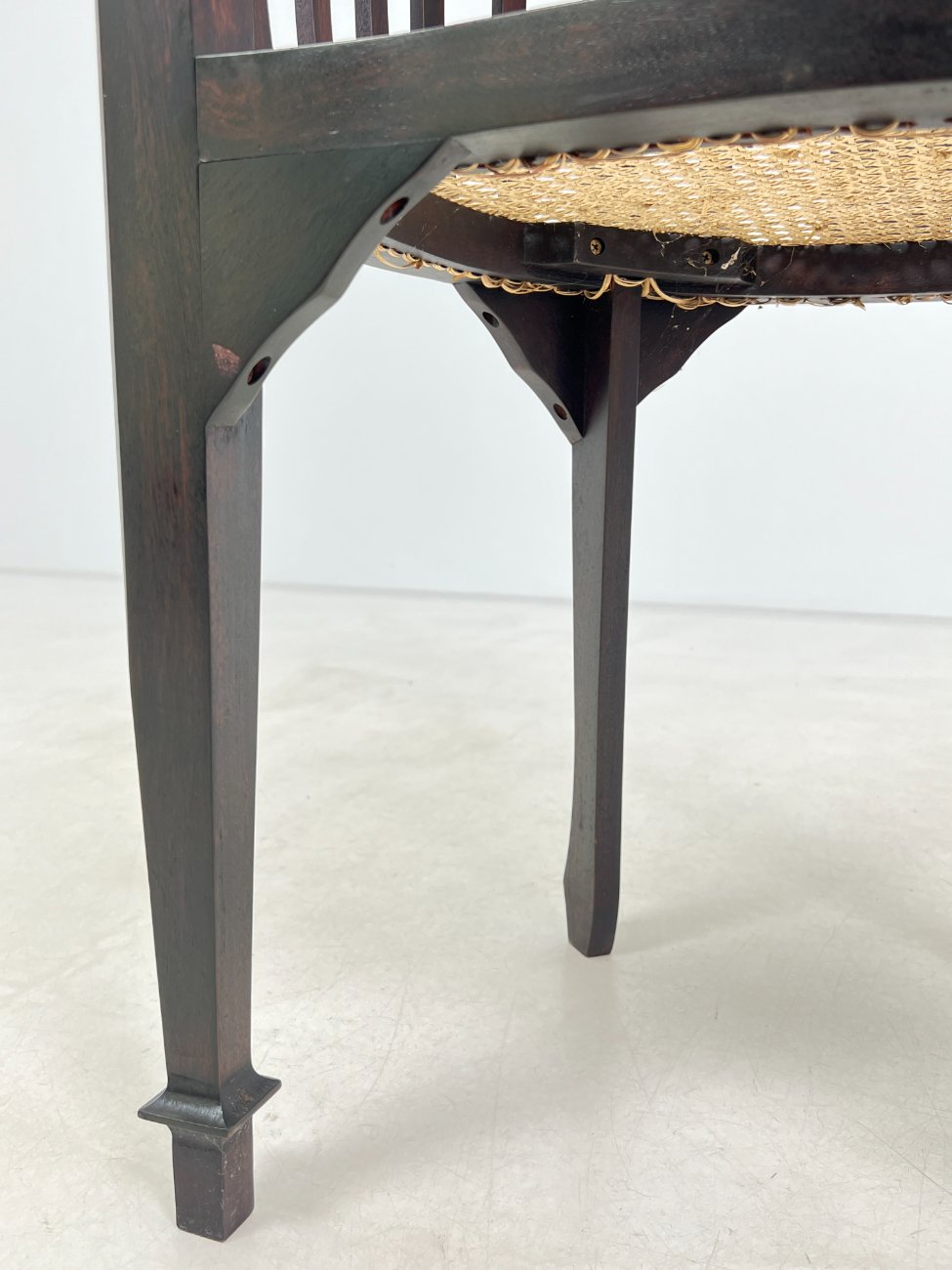 DN0269-valgomojo-kreslai-7 Raudonmedžio krėsliukas su ratanu 49x54x76 cm, 46 cm