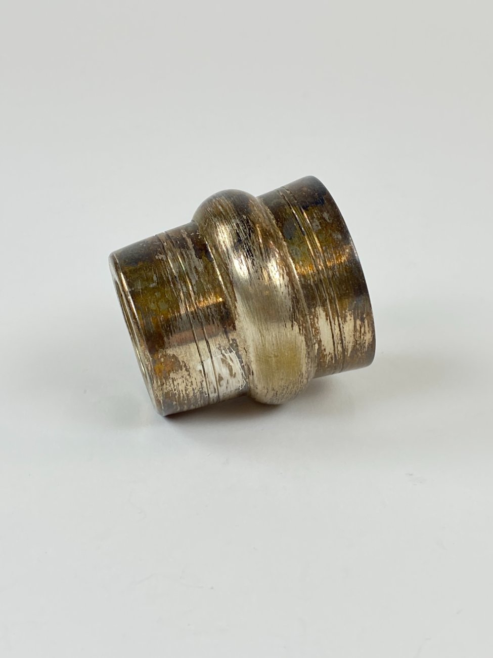 DN0270-taures-ir-taureles-3 Sidabruoto metalo laikiklis taurelei 6x6x5.5 cm