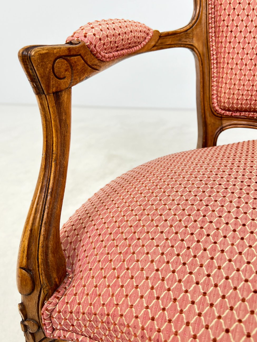 DN0293-valgomojo-kreslai-6 Rieštumedžio krėslas su gobelenu 60x60x88 cm, 46 cm