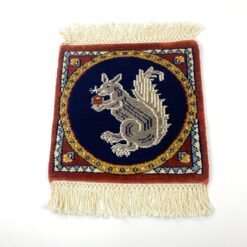 Vilnonis rankų darbo kilimėlis su voverės atvaizdu 45x32,5x0,9 cm