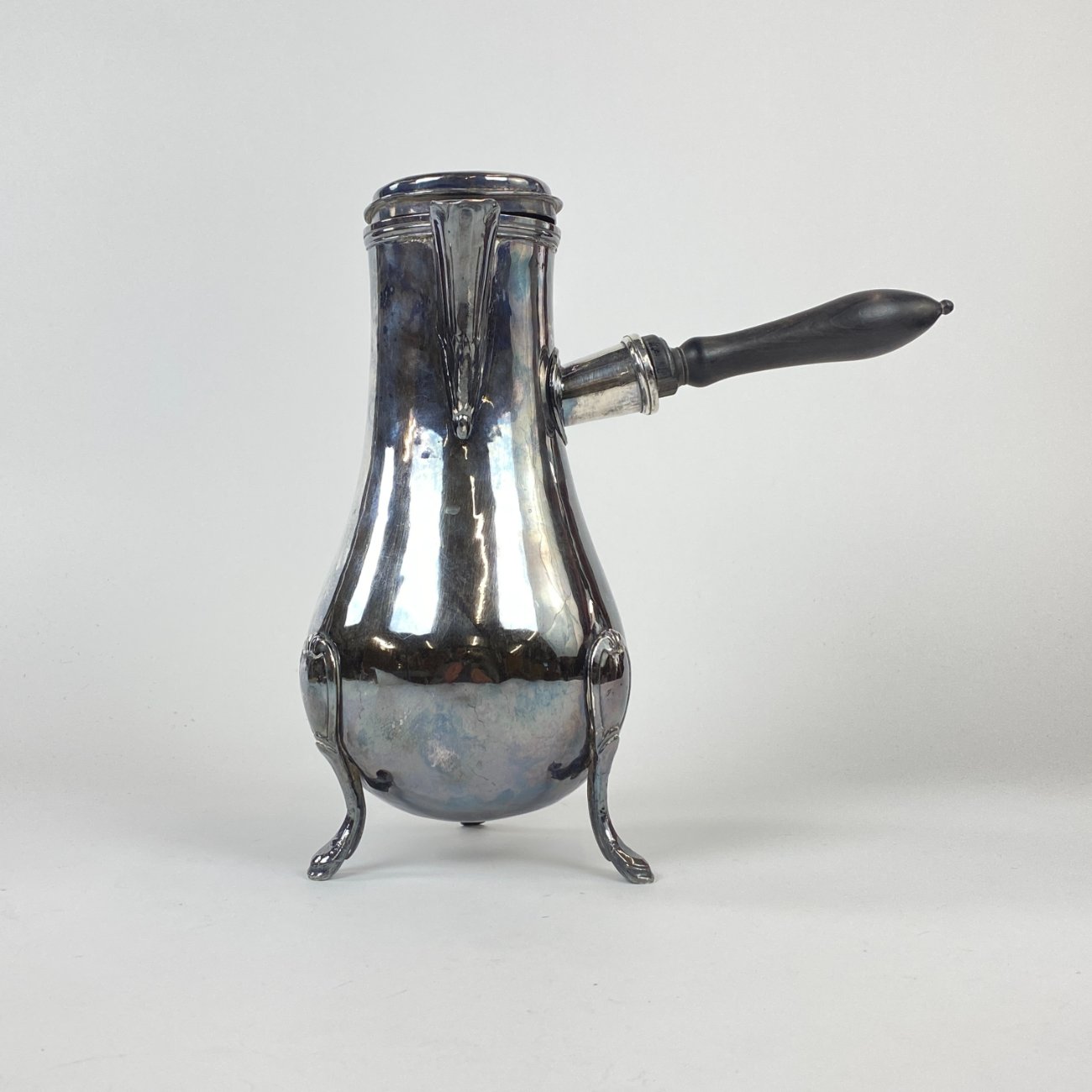 DN0334-asociai-ir-pieno-asoteliai-0 Trikojis metalinis kavinukas su medine rankena 2100 ml 14x30x31 cm