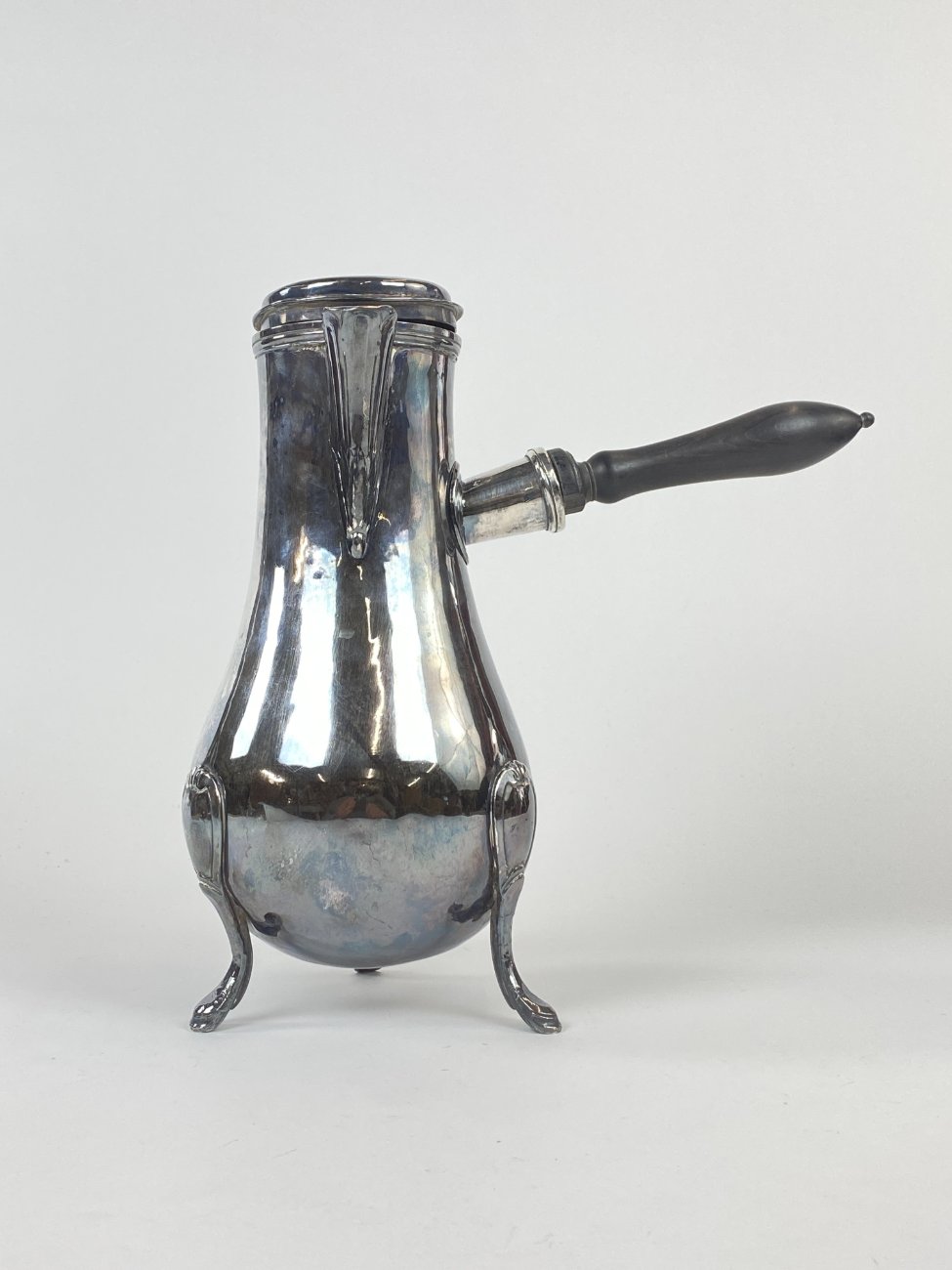 DN0334-asociai-ir-pieno-asoteliai-1 Trikojis metalinis kavinukas su medine rankena 2100 ml 14x30x31 cm