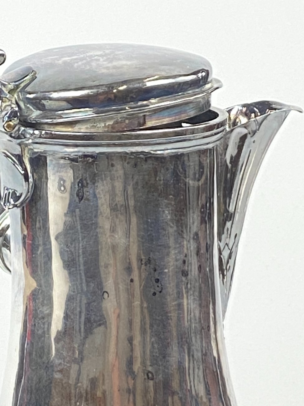 DN0334-asociai-ir-pieno-asoteliai-10 Trikojis metalinis kavinukas su medine rankena 2100 ml 14x30x31 cm