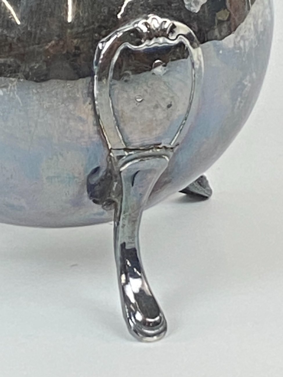 DN0334-asociai-ir-pieno-asoteliai-11 Trikojis metalinis kavinukas su medine rankena 2100 ml 14x30x31 cm