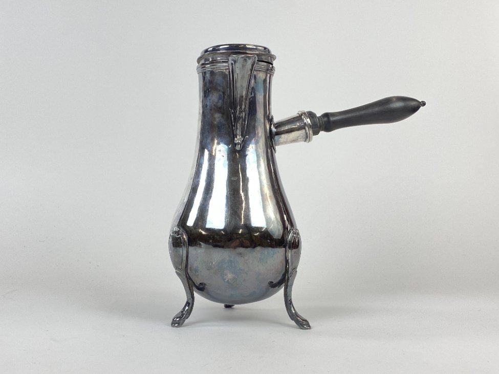 DN0334-asociai-ir-pieno-asoteliai-2 Trikojis metalinis kavinukas su medine rankena 2100 ml 14x30x31 cm