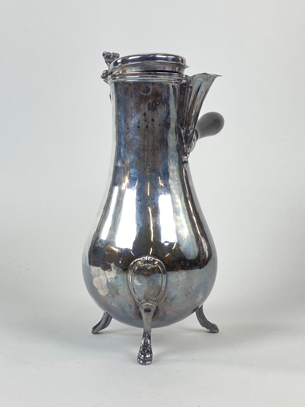 DN0334-asociai-ir-pieno-asoteliai-6 Trikojis metalinis kavinukas su medine rankena 2100 ml 14x30x31 cm