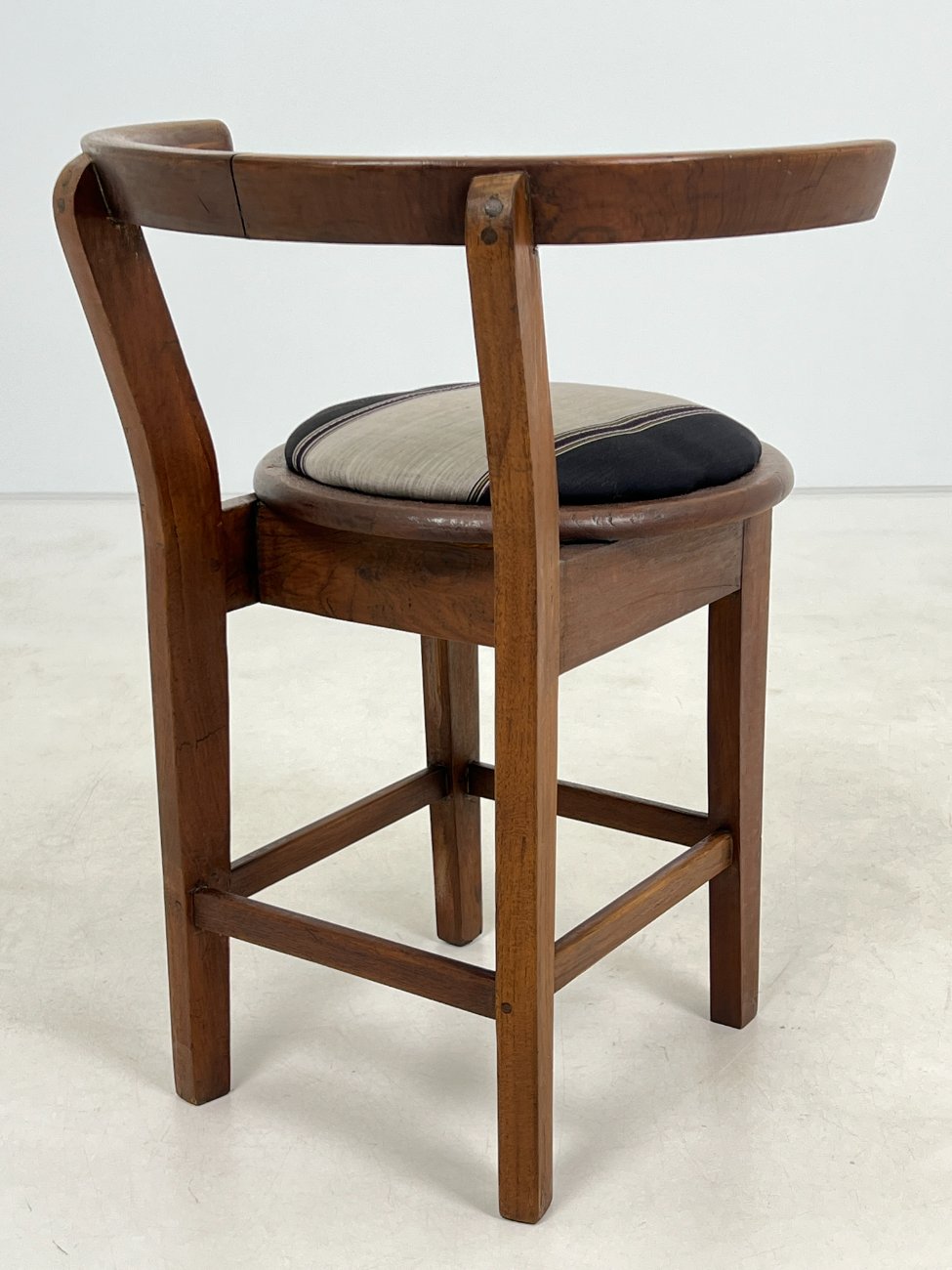 DN0335-valgomojo-kreslai-10 Fledermaus stiliaus mediniai krėslai 2 vnt. Komplektas 54x58x71 cm, 52 cm