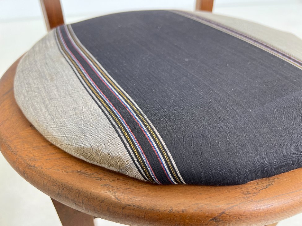 DN0335-valgomojo-kreslai-11 Fledermaus stiliaus mediniai krėslai 2 vnt. Komplektas 54x58x71 cm, 52 cm