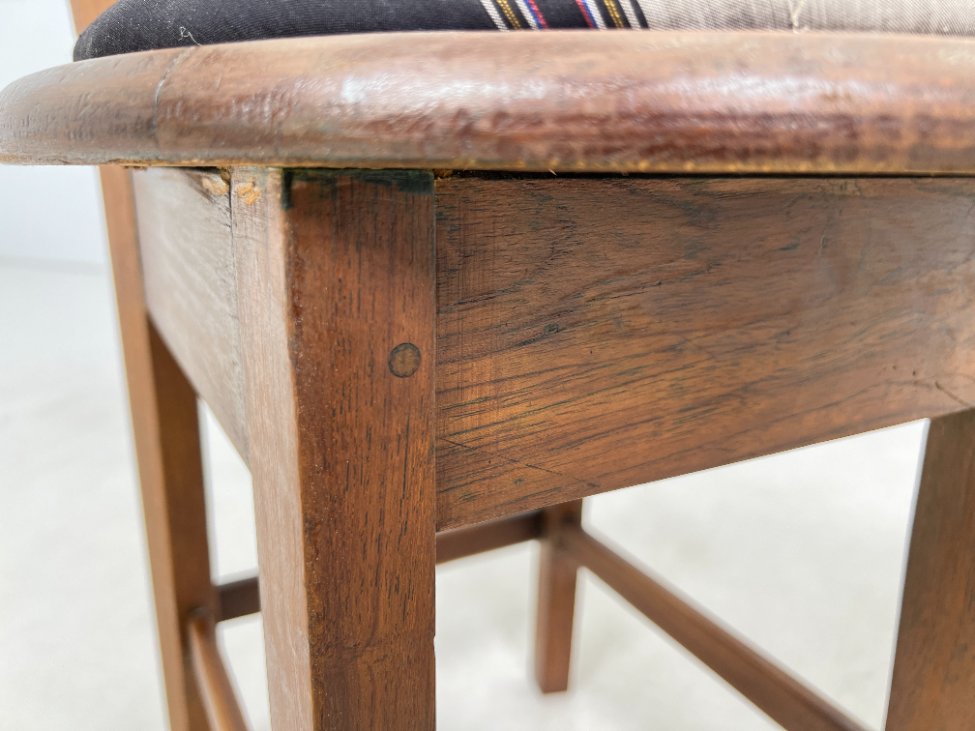 DN0335-valgomojo-kreslai-14 Fledermaus stiliaus mediniai krėslai 2 vnt. Komplektas 54x58x71 cm, 52 cm