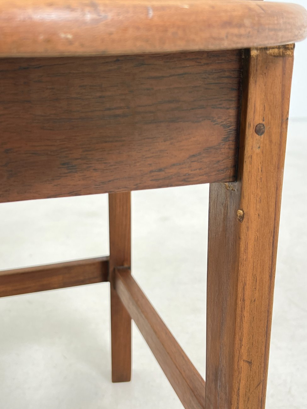 DN0335-valgomojo-kreslai-15 Fledermaus stiliaus mediniai krėslai 2 vnt. Komplektas 54x58x71 cm, 52 cm